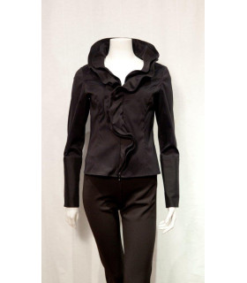 Blusa Negra Manga Larga Frente Revuelos