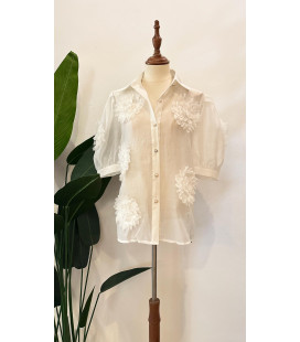 Blusa Blanca Manga Corta Flores Sobrepuestas