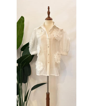 Blusa Blanca Manga Corta Flores Sobrepuestas