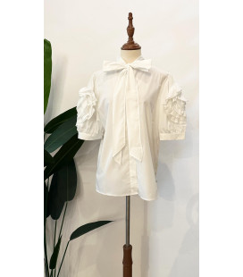 Blusa Manga Corta Flores Sobrepuestas en las Mangas