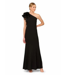 Vestido un hombro con revuelo de organza