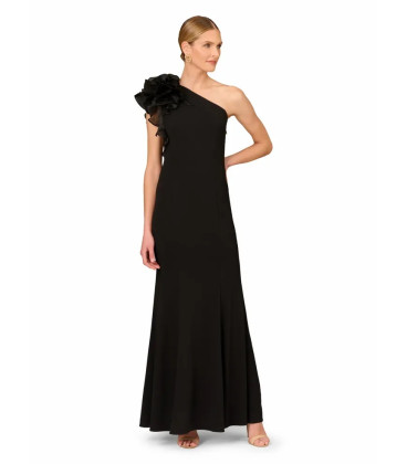 Vestido un hombro con revuelo de organza