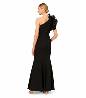 Vestido un hombro con revuelo de organza