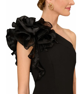Vestido un hombro con revuelo de organza