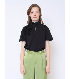 Top con mangas abullonadas y detalle de rosa