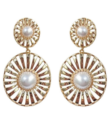 Openwork oval earring with pearl