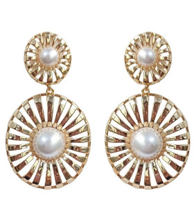 Openwork oval earring with pearl