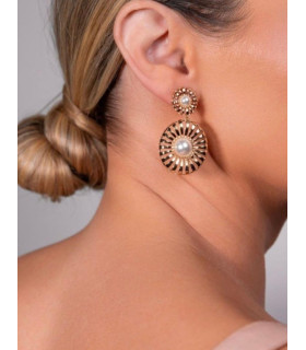 Openwork oval earring with pearl