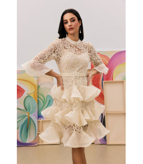 Vestido de Tiempos, con Capas de Encaje