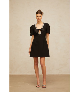 Dress with shiny collar and bow