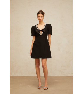 Vestido con cuello brillante y lazo