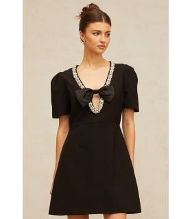Vestido con cuello brillante y lazo
