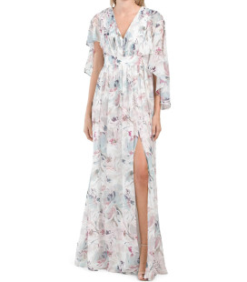 Vestido con cuello en V y mangas estilo capa