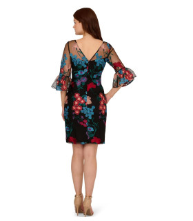 Vestido bordado con flores multicolores y mangas acampanadas