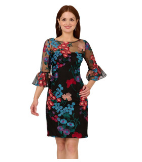 Vestido bordado con flores multicolores y mangas acampanadas
