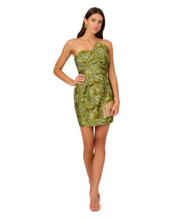 Vestido asimétrico sin tirantes, pecho drapeado.