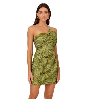 Vestido asimétrico sin tirantes, pecho drapeado.