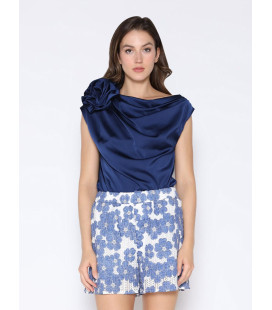 Top de satin sin mangas con apliques de flores y un hombro