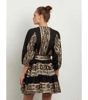 Vestido con bordado geométrico en suaves tonos dorados