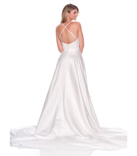 Vestido de novia de satén con tirantes cruzados en la espalda y abertura cruzada