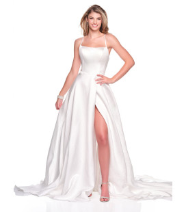 Vestido de novia de satén con tirantes cruzados en la espalda y abertura cruzada