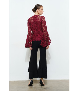 Blusa de manga larga con aberturas y encaje floral