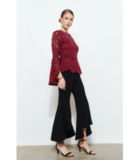 Blusa de manga larga con aberturas y encaje floral