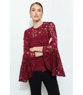 Blusa de manga larga con aberturas y encaje floral