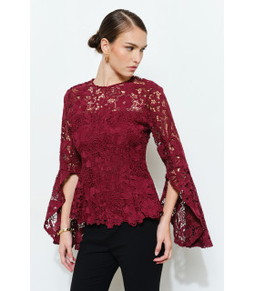 Blusa de manga larga con aberturas y encaje floral