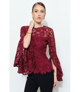 Blusa de manga larga con aberturas y encaje floral