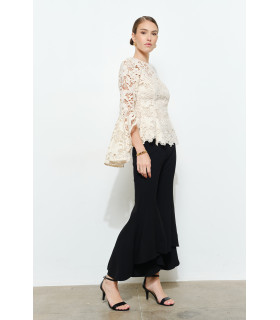 Blusa de manga larga con aberturas y encaje floral