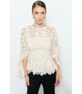 Blusa de manga larga con aberturas y encaje floral