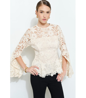 Blusa de manga larga con aberturas y encaje floral
