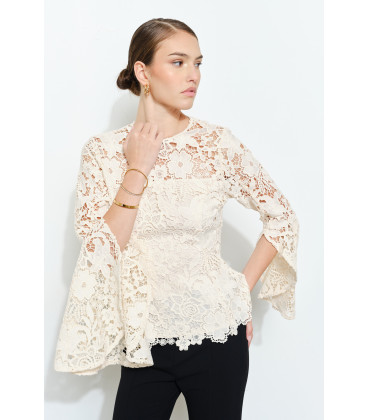 Blusa de manga larga con aberturas y encaje floral