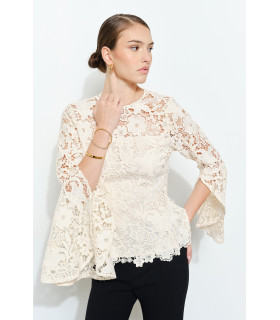 Blusa de manga larga con aberturas y encaje floral