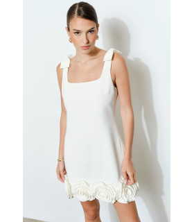 Vestido con tirantes de lazo y adorno de roseta