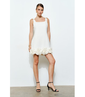 Vestido con tirantes de lazo y adorno de roseta