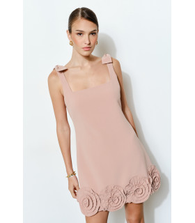 Vestido con tirantes de lazo y adorno de roseta