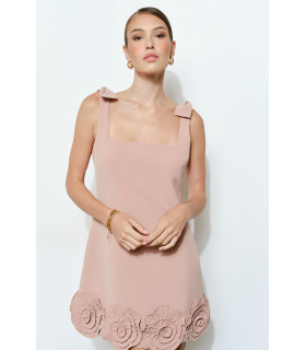 Vestido con tirantes de lazo y adorno de roseta