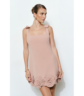 Vestido con tirantes de lazo y adorno de roseta