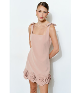 Vestido con tirantes de lazo y adorno de roseta