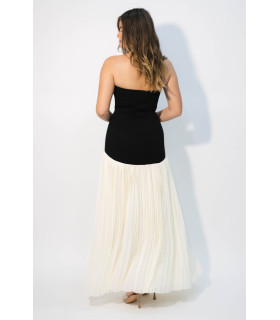 Vestido sin tirantes con falda blanca plisada