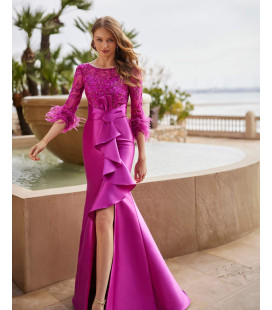 Vestido de mikado y encaje, mangas con detalle de plumas