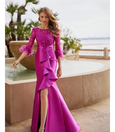 Vestido de mikado y encaje, mangas con detalle de plumas