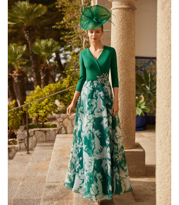 Vestido con escote cruzado y falda larga estampada