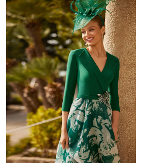 Vestido con escote cruzado y falda larga estampada