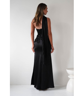 Vestido de satén con pañuelo al cuello