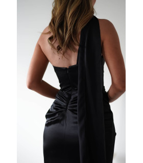 Vestido de satén con pañuelo al cuello