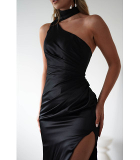 Vestido de satén con pañuelo al cuello