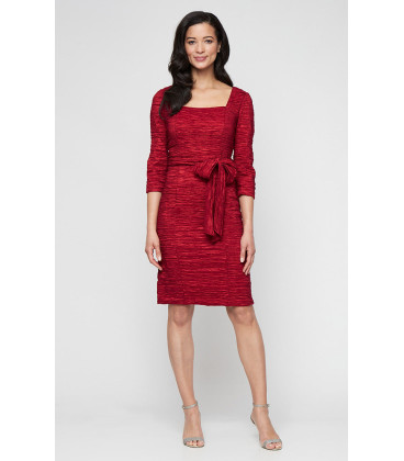 Wrinkled dress with a square neckline